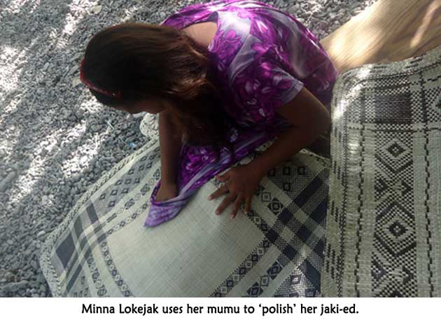 Mina Lokeija uses mumu to polish jaki-ed